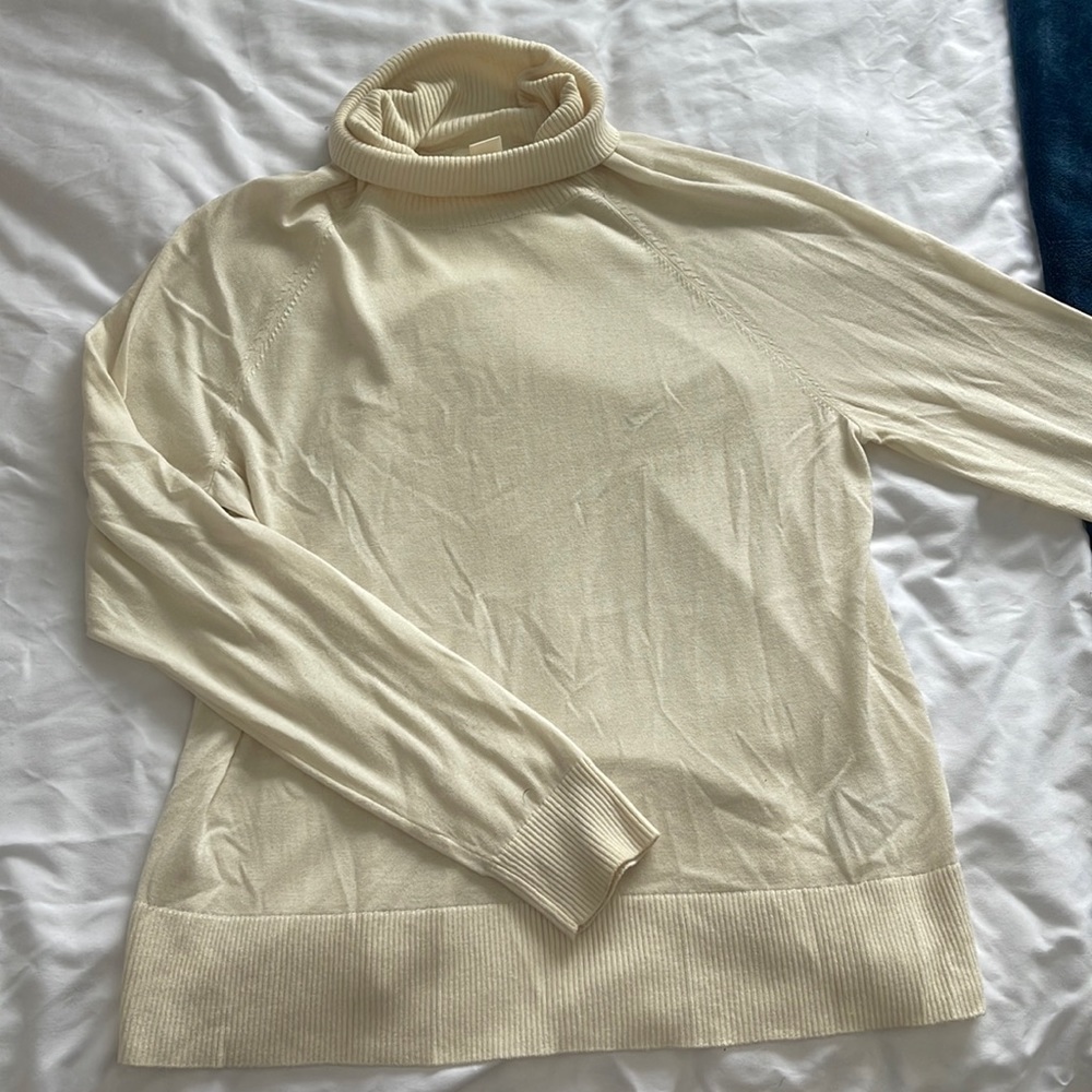 Size M H&M Basics Shirt. Sweater feel, buttery soft material!!